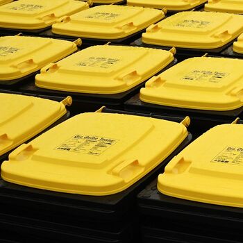 Blick von seitlich leicht oben auf gelbe Tonnendeckel